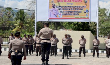 Kapolres-Lembata-Pimpin-Upacara-Gelar-Pasukan-Dalam-Rangka-Kesiapan-Pengamanan-Rangkaian-Kegiatan-Kompetisi-Sepak-Bola-Liga-3-(tiga)-Elatari-Memorial-Cup-XXX1-Tahun-2022-di-Kab.-Lembata.