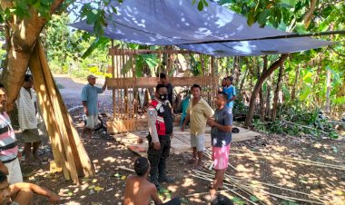 Bhabinkamtibmas-Sambangi-Warga-Kecamatan-Wulandoni.