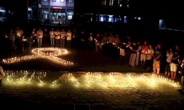 Polres-Lembata-Bersama-Pemkab-Lembata-Nyalakan-1000-Lilin-Dan-Doa-Bersama--Sebagai-Bentuk-Duka-Cita-Mendalam-Atas-Tragedi-Kanjuruhan-Malang.