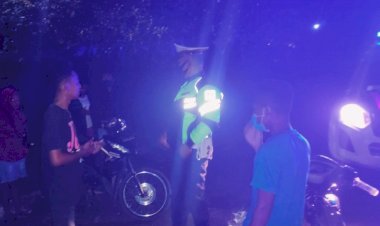 Tingkatkan-Kepatuhan-Berlalulintas-SatLantas-Polres-Lembata-Berikan-Himbauan-Kamseltibcar-Di-Malam-Hari.