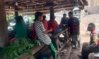 Bhabinkamtibmas-Sambangi-Warga-Dan-Sampaikan-Pesan-Kamtibmas.