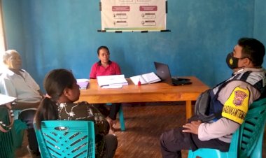 Sambangi-Ketua-BPD-Desa-Nubamado,-Bhabinkamtibmas-Berikan-Penyuluhan-Kamtibmas-Dan-Penyakit-Masyarakat-(Pekat).