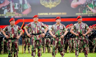 Disematkan-Baret-Merah-Kopassus,-Kapolri:-Jangan-Ragukan-Sinergisitas-TNI-Polri-Jaga-NKRI