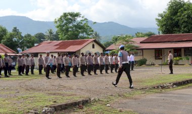 Pimpin-Apel-Pagi,-Kasat-Samapta-Polres-Lembata-Periksa-Sikap-Tampang-Personel.