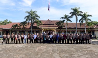 Meningkatkan-UMKM-Kabupaten-Lembata,-Personel-Polres-Lembata-Pakai-Tas-Tenun-Tradisional.