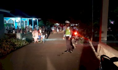 Beri-Rasa-Aman-Usai-Sholat-Tarawih,-Satlantas-Polres-Lembata-Atur-Arus-Lalin-