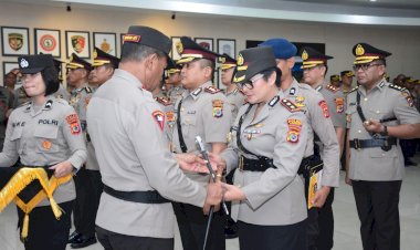 Melalui-Upacara-Sertijab-Yang-Di-Pimpin-Langsung-Oleh-Kapolda-NTT,-AKBP-Dr.-Josephien-Vivick-Tjangkung,-S.Sos.,-M.Ikom.,-Resmi-Memimpin-Polres-Lembata