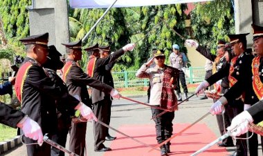 Sambut-Kapolres-Yang-Baru,-Polres-Lembata-Gelar-Tradisi-Pedang-Pora