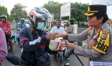 Kapolres-Lembata-Bagi---Bagi-Takjil-Ke-Pengendara-Jelang-Berbuka-Puasa