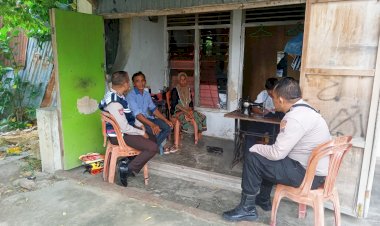 Ayo-Gunakan-Hak-Pilih-Pada-Pemilu-2024-Dengan-Baik,-Bhabinkamtibmas-Lakukan-Sambang-Di-Desa-Binaannya