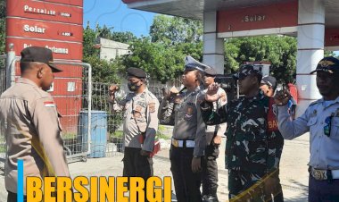 TNI---Polri-Laksanakan-Giat-Pengaturan-dan-Penertiban-Antrian-BBM-di-APMS-Lamahora