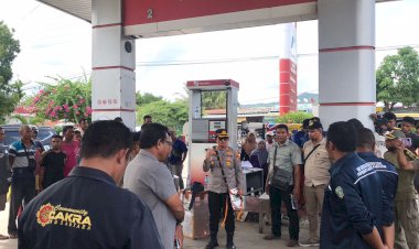 Kapolres-Lembata-dan-Penjabat-bupati-Lembata-lakukan- pemantauan-giat-TERA-yang-dilakukan-oleh-Tim-TERA-dari-dinas-koperindag-Kab.Flotim-bertempat-di-SPBU-Kompak-56-862-01