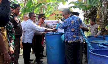 Polres-Lembata-Bagikan-5-Tanki-Air-Bersih-Ke-Warga-Desa-Tagawiti,-Dalam-Rangka-HUT-Bhayangkara-Ke-77.