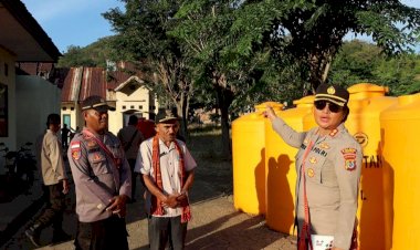 Kapolres-Lembata-AKBP-Vivick-Tjangkung-Berikan-4-Profile-Tank-5000-L- Ke-Polsek-Buyasuri.