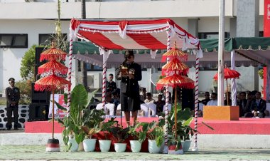 Kapolres-Lembata-AKBP-Vivick-Tjangkung-Pimpin-Upacara-Hari-Bhayangkara-Ke-77-Di--Lapangan-Upacara-Kantor-Bupati-Lembata.