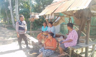 Jamin-Kondusifitas-Desa-Binaannya,-Bhabinkamtibmas-Polsek-Omesuri-Lakukan-Sambang--