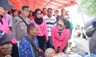 Ketua-Umum-Bhayangkari-Ny.-Juliati-Sigit-Prabowo-Memberikan-Bantuan-Sosial-dan-Pengobatan-Gratis-di-Kantor-Camat-Palue.-