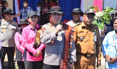 Kapolri-dan-Ketua-Umum-Bhayangkari-Tinjau-Bakti-Kesehatan-Polri-Presisi-di-Pulau-Palue-NTT.