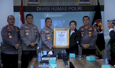 Divhumas-Polri-Raih-Presisi-Award-Atas-Prestasi-Strategi-Komunikasi-Publik-.