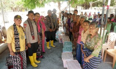 Kapolda-dan-Ketua-Bhayangkari-Daerah-NTT-Beri-Sumbangan-100-Paket-Bansos-dan-2-Sumur-Bor-di-Pulau-Ndao.