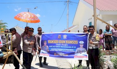 HUT-Lalu-Lintas-Bhayangkara-ke-68-Kapolres-Lembata-berikan-bantuan-sosial-kepada-warga