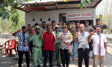 Dalam-pemantauan-Pos-Siskamling-di-desa-Lerahinga,-Kapolres-Lembata-Minta-Linmas-sampaikan-pesan-Pemilu-aman-dan-damai-kepada-masyarakat