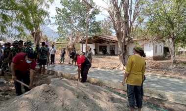Sinergitas-TNI/Polri-di-bantu-masyarakat,-kerjakan-lantainisasi-lorong-puskesmas-nagawutung