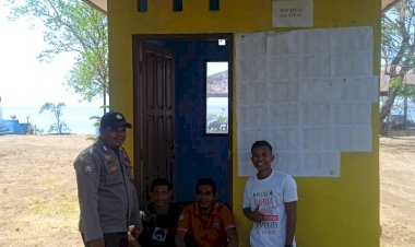 Bhabinkamtibmas-desa-Penikenek-kecamatan,-Nagawutung,-kabupaten-Lembata.-Bripka-Abu-Burhan-tingkatkan-pemantauan-pos-kamling-jelang-pemilu