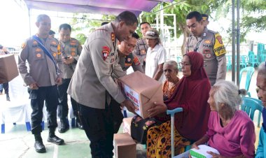Kapolda-NTT-Berikan-Bantuan-Sosial-kepada-100-KK-di-Kecamatan-Kota-Waingapu.-