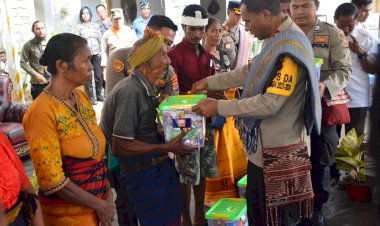 Kapolda-NTT-Bagikan-Ratusan-Sembako-kepada-Masyarakat-Desa-Kadi-Pada,-Sumba-Barat-Daya.-