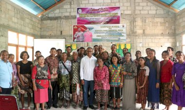 Kapolda-NTT-dan-Ketua-Bhayangkari-Daerah-Salurkan-Bantuan-Sosial-Sembako-di-GMIT-Imanuel-Noetoko.-