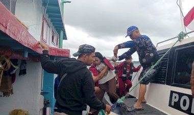 Tim-SAR-Ditpolairud-Polda-NTT-Berhasil-Evakuasi-Penumpang-Selamat-Setelah-Kecelakaan-Kapal-Di-Perairan-Kupang
