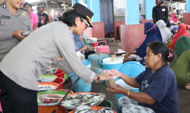 Kapolres-Lembata-Bersama-Ibu-Bhayangkari-Berbagi-Takjil-Kepada-Warga-Di-Pasar-TPI-Lewoleba