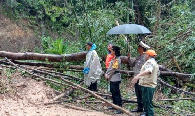 Bentuk-Pengabdian-Tugas-Kapolres-Lembata-Vivick-Tjangkung-Terjun-Ke-Lokasi-Longsor