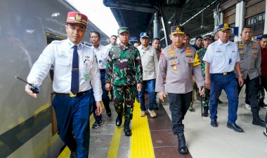 Kapolri-Pastikan-Pemudik-Terlayani-dengan-Baik-Saat-Tinjau-Stasiun-Pasar-Senen