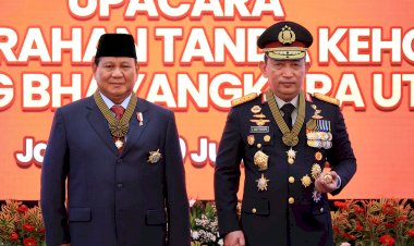 Menhan-Prabowo-Subianto-Terima-Penghargaan-Tanda-Kehormatan-Bintang-Bhayangkara-Utama-Polri