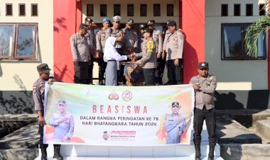 Wakapolres-lembata-menyerahkan-beasiswa-kepada-3-orang-siswa-sd-smp-dan-sma-di-kabupaten-lembata-kecamatan-omesuri,buyasuri-dan-ilaape-dalam-rangka-HUT-Bhayangkara-ke-78