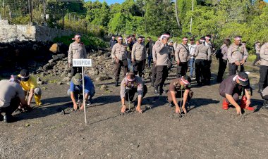 Polres-Lembata-bersinergi-dengan-TNI-dan-Pemerintah-Daerah-(Pemda)-Kabupaten-Lembata-bersama-masyarakat-melakukan-penanaman-pohon