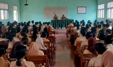 Kanit-Binmas-Polsek-Nagawutung-Aipda-Albert-Redo-bersama-Bhabinkamtibmas-Desa-baobolak,-Bripka-Abdul-Azis-Mansur-sosialisasikan-aturan-hukum-untuk-anak-anak-SMPN-1-Nagawutung