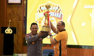 *Penghargaan-Kapolri-untuk-Jakarta-Bhayangkara-Presisi-dan-Popsivo-Polwan-atas-prestasi-di-Proliga-2024*