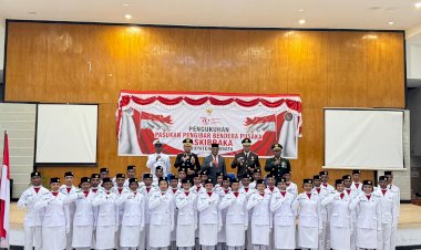 Kapolres-Lembata-hadir-pada-pengukuhan-pasukan-pengibar-bendera-pusaka