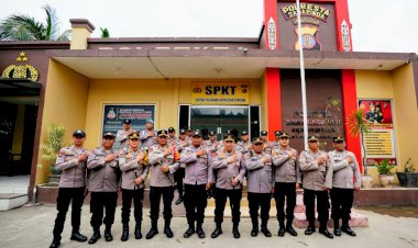 Temui-Personel-yang-Jadi-Penggali-Kubur,-Kapolri-:-Terus-Menjadi-Polisi-Baik-untuk-Masyarakat 