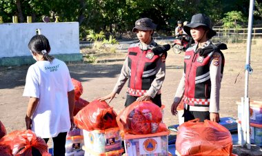 Polwan-DitSamapta-Polda-NTT-Bagikan-Bansos-ke-Masyarakat-Desa-Bugalima