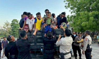 *Polres-Flotim-dan-BKO-Brimob-Sikka-Gelar-Bantuan-Kemanusiaan-untuk-Pengungsi-Erupsi-Gunung-Lewotobi*