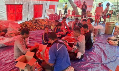 *Kepedulian-Personel-Polres-Flores-Timur-dan-BKO-Polda-NTT-di-Tengah-Kepanikan-Pengungsian-Akibat-Erupsi-Gunung-Lewotobi*