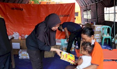 Polda-NTT-Salurkan-Bantuan-untuk-Masyarakat-Terdampak-Erupsi-Gunung-Lewotobi-di-Flores-Timur