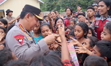 *Tinjau-Posko-Pengungsian-Lewolaga,-Kapolri-Semangati-Lansia-yang-Sakit*