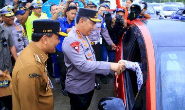 Kapolri-Sapa-Pemudik-di-Tol-Kalikangkung,-Sampaikan-Pesan-Utamakan-Keselamatan 