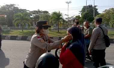 Peduli-Dampak-Erupsi-Gunung-Lewotobi,-Polsek-Alok-Bagikan-Masker-kepada-Warga-di-Sikka