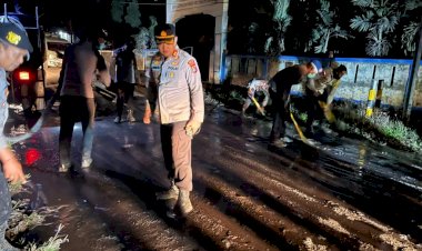 Polsek-Wulanggitang-Sigap-Bersihkan-Jalan-dari-Abu-Vulkanis-Demi-Keselamatan-Pengendara